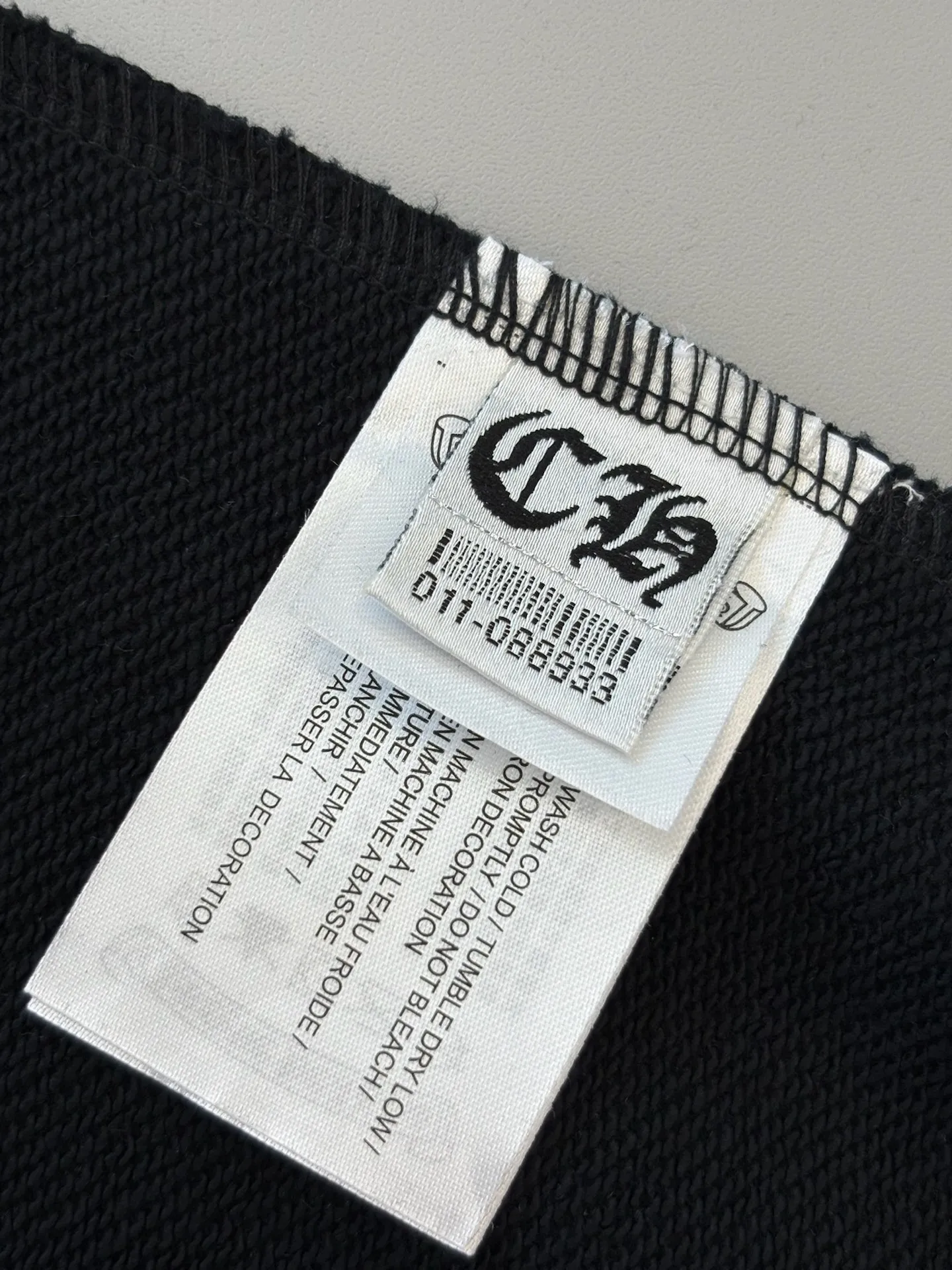 P250 [High Quality] Chrome Hearts Embroidered Horseshoe Rivets🪡+Watermark Letters‼ ️Round neck sweatshirt *Customized 420g terry cotton fabric, soft, skin-friendly and comfortable *Embroidery process: front horseshoe print + rivet embroidery *A very simple and elegant classic continuation. It is unparalleled in terms of upper body comfort, interpreting your luxury and taste, and creating your fashion style and charm. Three complete standards. Same style for men and women. 𝐂𝐎𝐋𝐎𝐔𝐑: Black/White 𝐒𝐈𝐙𝐄: S-XL